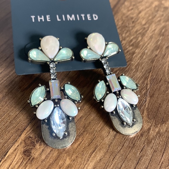 ๐ Limited Statement Earrings - Picture 9 of 10